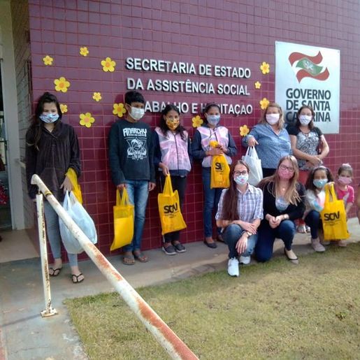 Cras entrega material para crianças e adolescentes