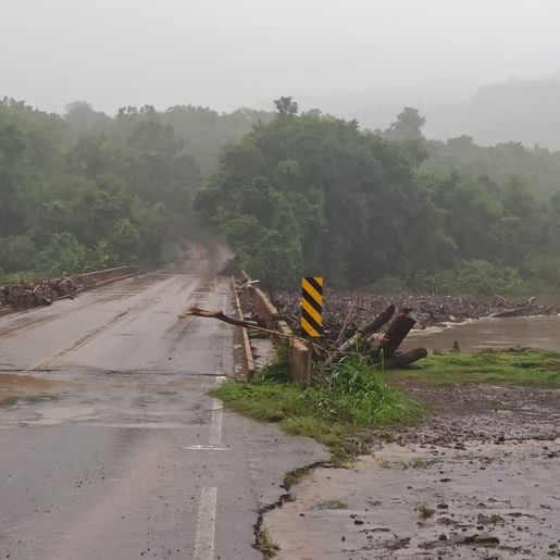 Ponte sobre o Rio Sargento, na SC-161, segue fechada nesta sexta-feira