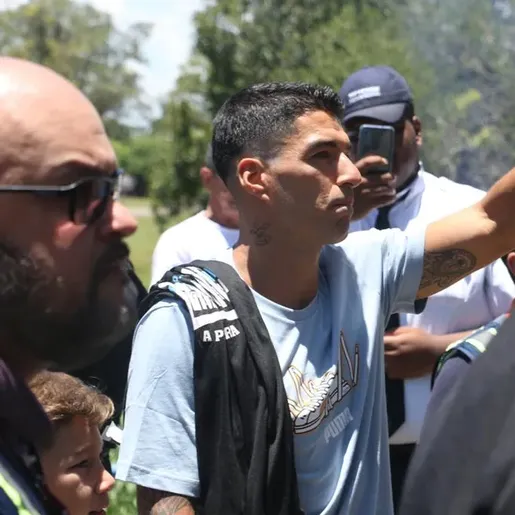 Torcida do Grêmio faz festa para receber Luís Soárez no aeroporto