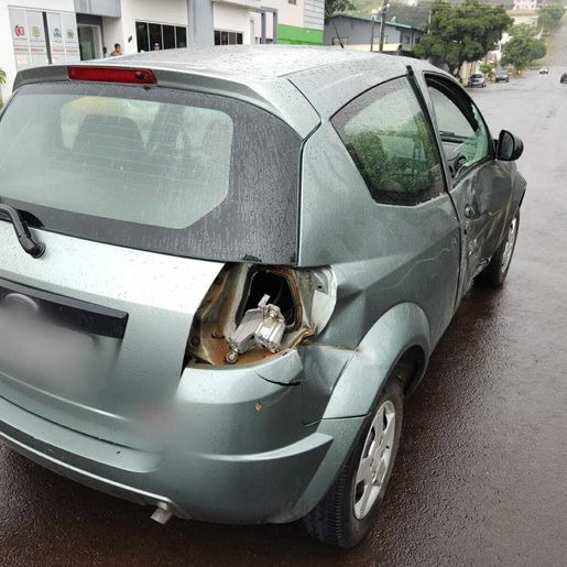 Motociclista sofre ferimentos em colisão contra carro