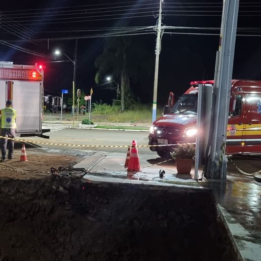 Idosa fica ferida ao cair em fosso de tanque de combustível