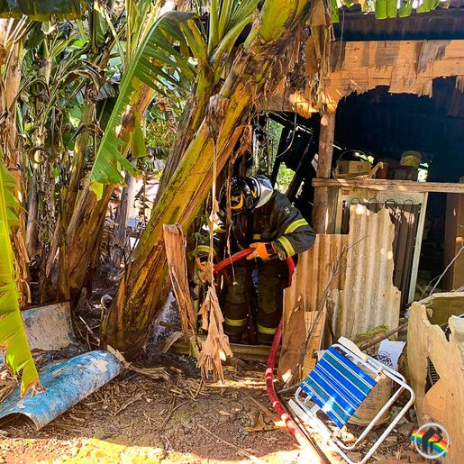 Incêndio destrói barraco, e morador perde tudo em SMOeste; VÍDEOS