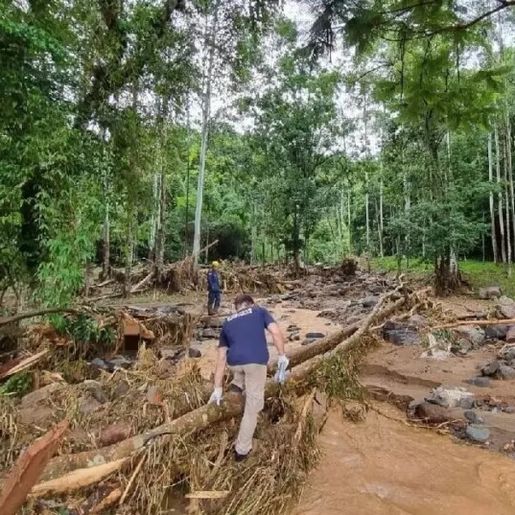 Deslizamento atinge casa e mata duas pessoas em SC
