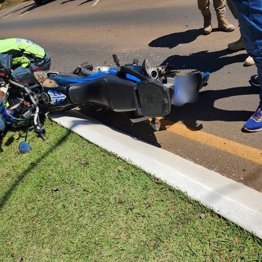 Idoso sofre ferimentos em colisão entre carro e moto em Itapiranga