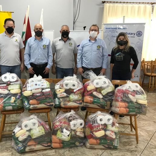 Rotary Club entrega cestas básicas em São Miguel do Oeste