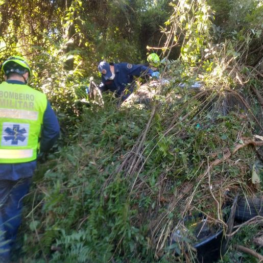 Capotamento mobiliza Corpo de Bombeiros e Saer na BR-282