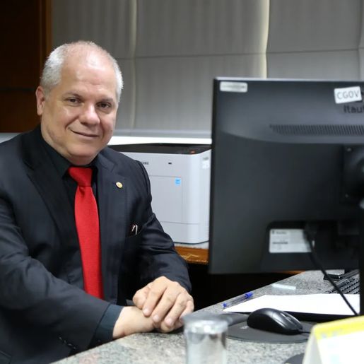 Presidente do INSS é afastado após operação da PF contra desvio bilionário