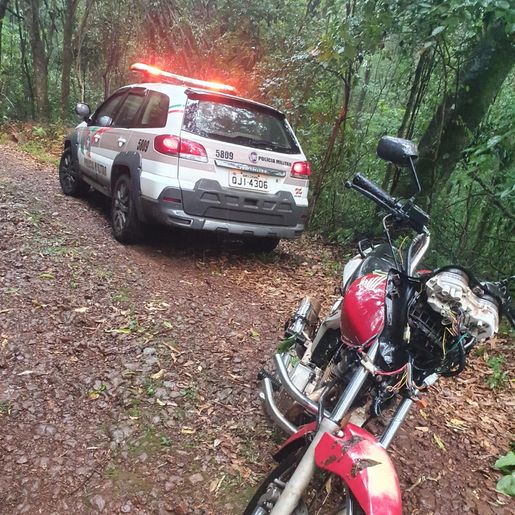 Polícia Militar recupera em área de mata motocicleta que havia sido furtada