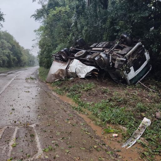 Caminhoneiro fica ferido em saída de pista na BR 158