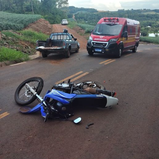 Motociclista sofre fraturas em colisão contra caminhonete
