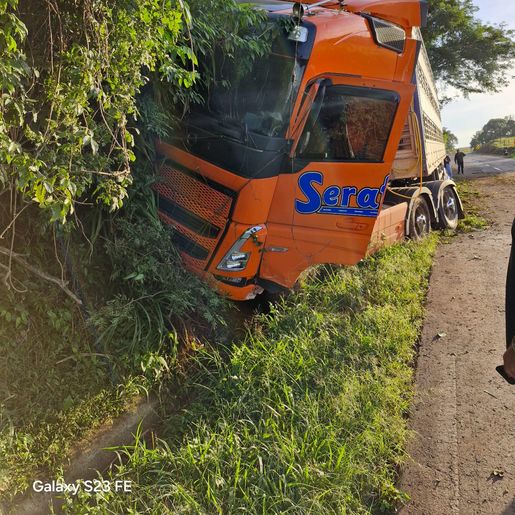 Acidente entre carro e caminhão bloqueia parcialmente SC-496 em Descanso