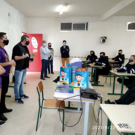 Estudantes adolescentes demonstram carinho e admiração pelo rádio