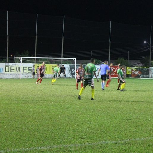 Cometa cede empate com um jogador a mais em campo