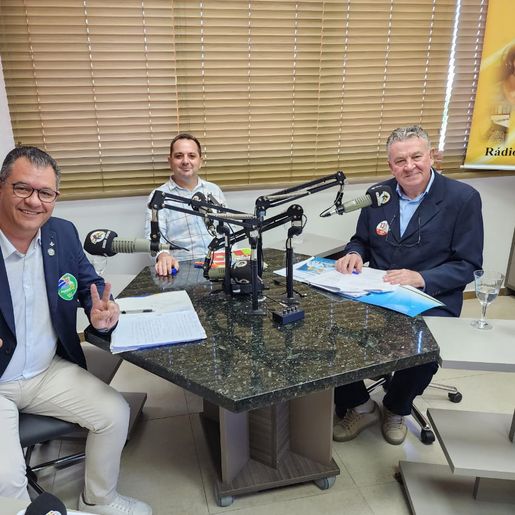 Rádio Itapiranga reúne candidatos a prefeito de Itapiranga