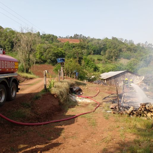 Casa é completamente destruída em incêndio no interior de São José do Cedro