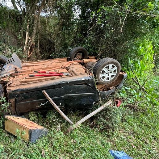 Mulher fica ferida após veículo capotar na BR-282 em SMOeste