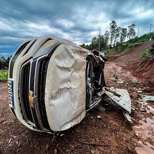 Saída de pista seguida de queda em ribanceira deixa condutor ferido SC-492