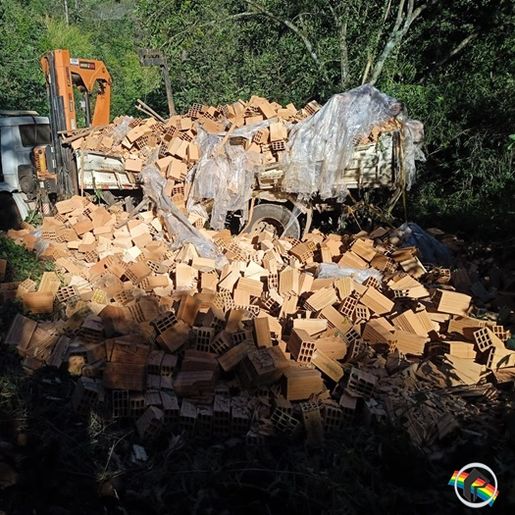 Caroneiro sofre ferimentos em acidente com caminhão no interior de Itapiranga