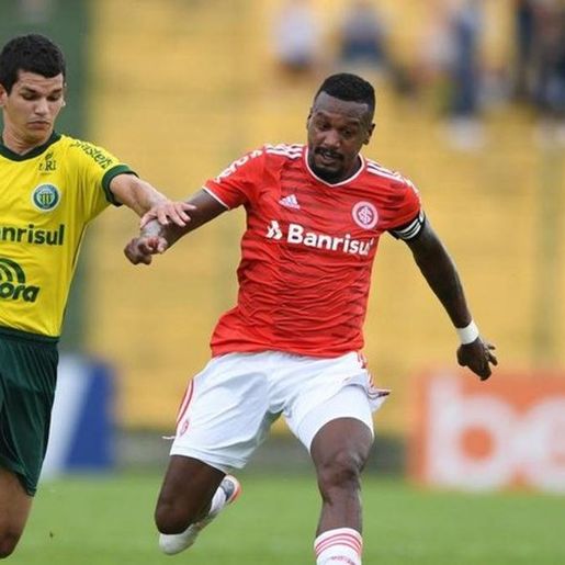 Ypiranga não toma conhecimento, vence o Inter e dorme líder do Gauchão