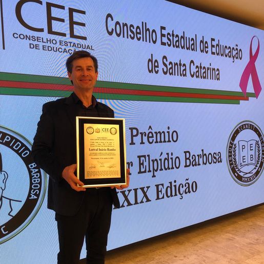 Professor da CRE de Itapiranga recebe prêmio em Florianópolis