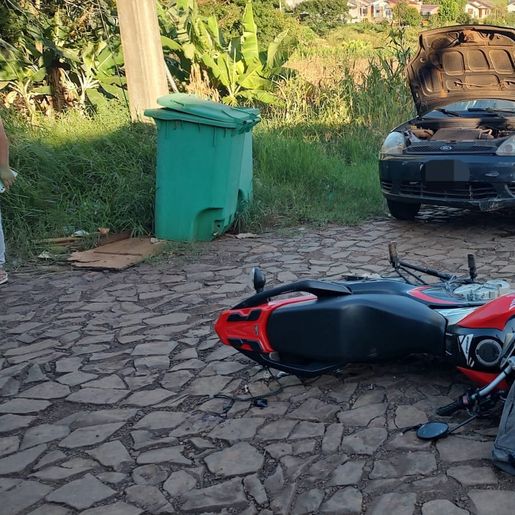 Homem fica ferido em colisão entre carro e moto em Guarujá do Sul