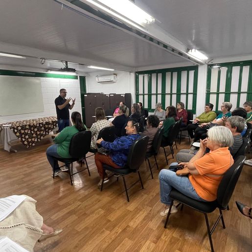 Grupos de mães de SMO recebem kits de artesanato da Assistência Social