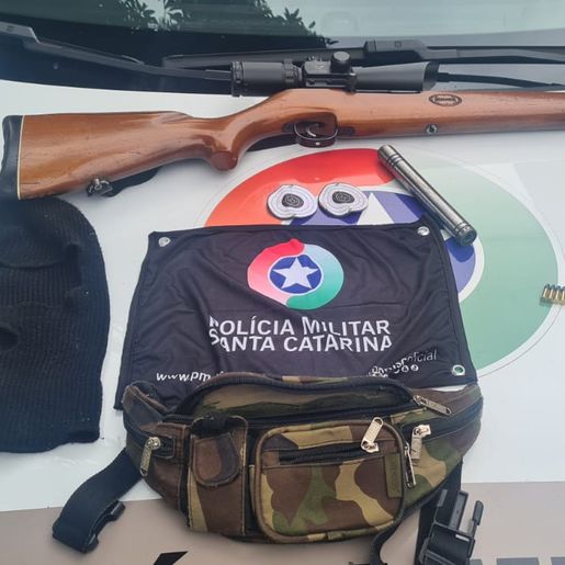 Polícia apreende arma e munições após denúncia de violência doméstica em Riqueza