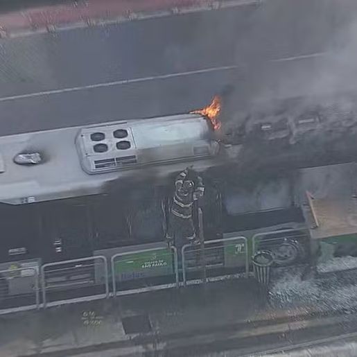 Avião de pequeno porte cai em avenida de São Paulo e atinge ônibus