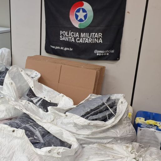 Mais de 500 peças de roupa sem nota fiscal são apreendidas em ônibus na BR-163