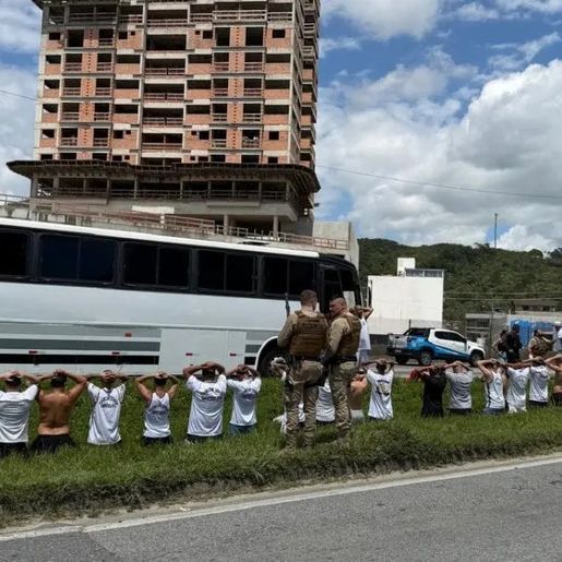 Briga de torcidas organizadas fecha a BR-101 em Santa Catarina