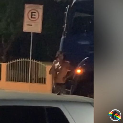 Vídeos divulgados em redes sociais mostram agente com arma em punho