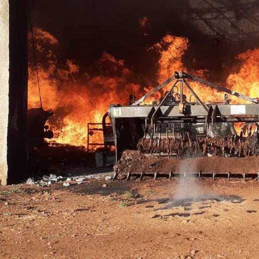 Vídeo: Incêndio em galpão leva oito horas para ser apagado