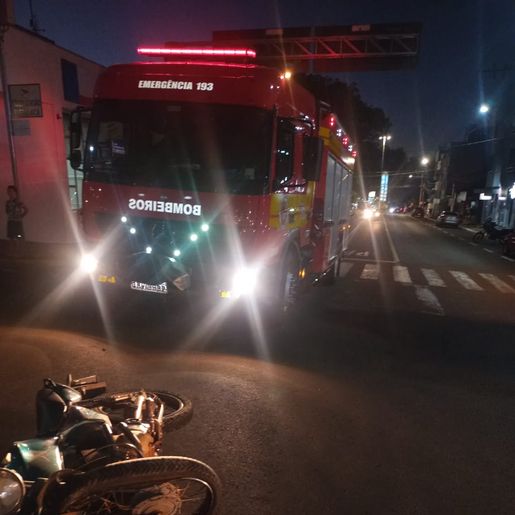 Colisão entre carro e motocicleta deixa pessoa ferida