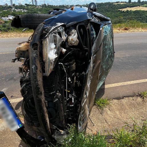 Veículo capota e motorista fica ferida no interior de São Miguel do Oeste