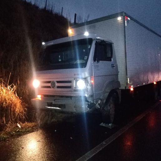 Carro e caminhão colidem na SC-160