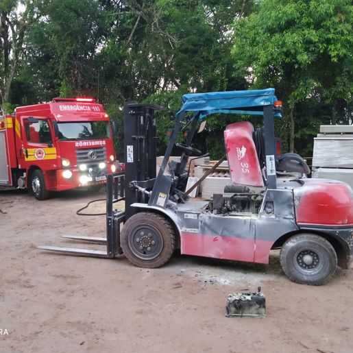 Empilhadeira pega fogo em empresa e mobiliza bombeiros em Itapiranga