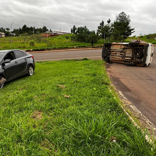 Veículo tomba após colisão no trevo de acesso a Descanso