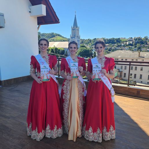 Soberanas da Efacitus visitam a Rádio Itapiranga