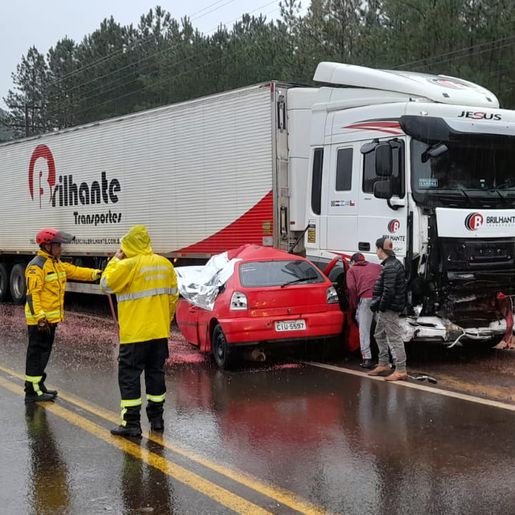 Jovem morre em colisão contra carreta na BR-163