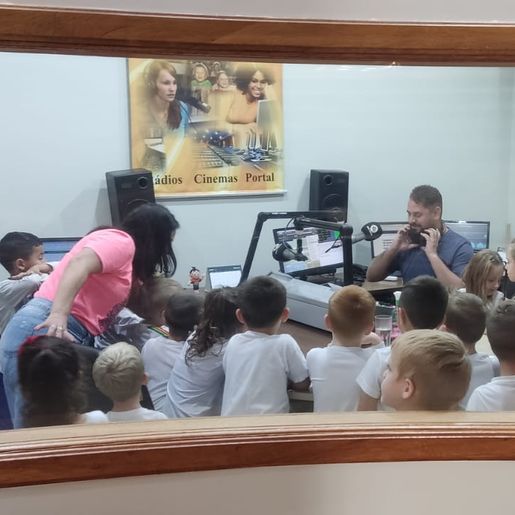 Alunos da Escola CEBEM São Cristóvão visitam Rádio Cedro