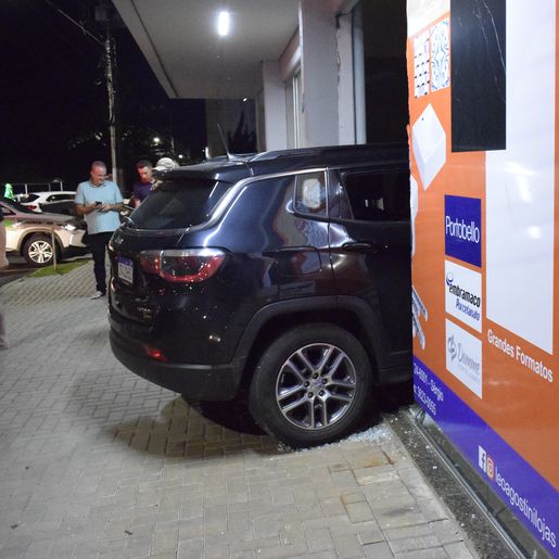 Veículo invade loja desativada em São Miguel do Oeste