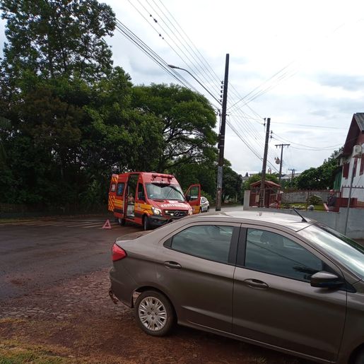 Jovem fica ferido em colisão entre moto e carro no centro de Iporã do Oeste