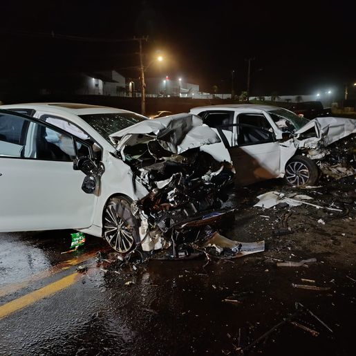 Colisão frontal na BR-282 deixa uma vítima fatal e quatro feridos, em Pinhalzinho