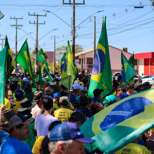 VÍDEO: Dezenas de pessoas participam de ato em frente ao 14º RCMec