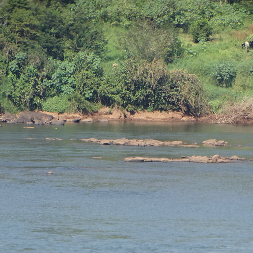 Balsa fica encalhada no Rio Uruguai e bombeiros são acionados