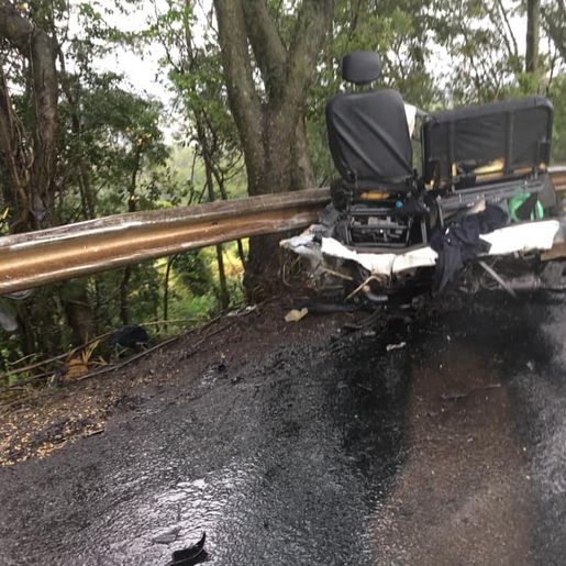 Acidente entre quatro veículos deixa duas pessoas mortas