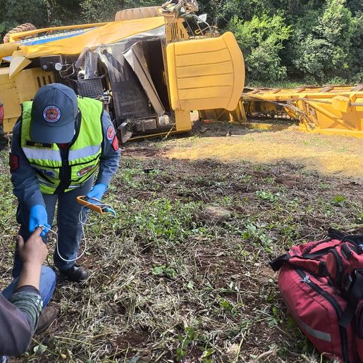 Colheitadeira tomba durante colheita de soja em São Domingos