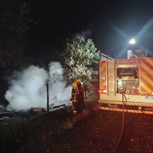 Incêndio no interior de São Lourenço do Oeste mobiliza bombeiros
