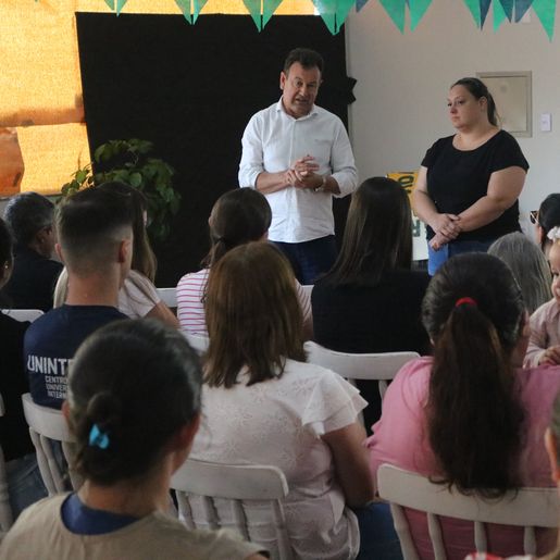 Secretária de saúde entrega tablets para agentes comunitários