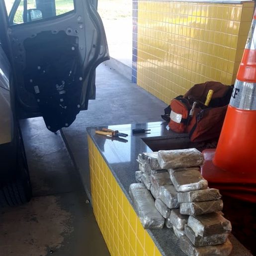 Ação conjunta PRF, PM, Civil e GAECO apreende mais de 51 kg de maconha na BR 282 em Maravilha